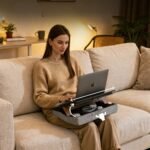 ⁦طاولة لابتوب خشبية مبطنة قابلة للتعديل – مع مساحة تخزين مخفية للعمل والراحة⁩ - الصورة ⁦2⁩